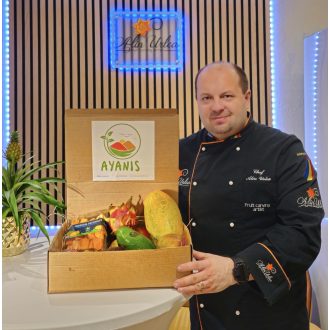   CUTIE RECOMANDATA DE CHEF ALIN URLEA /ARTIST SCULPTURA IN FRUCTE  CONTINE 5.5-6KG DE FRUCTE 