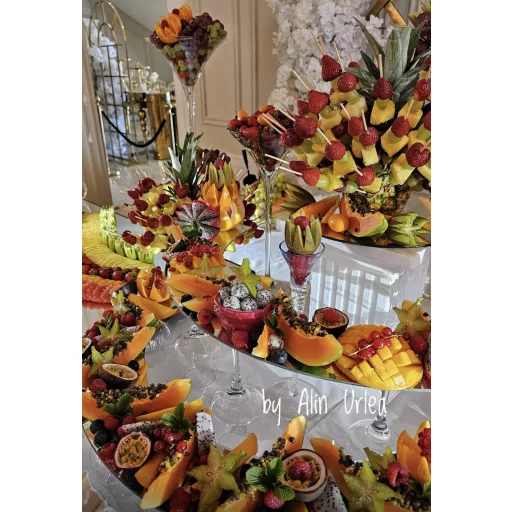 CUTIE RECOMANDATA DE CHEF ALIN URLEA /ARTIST SCULPTURA IN FRUCTE  CONTINE 5.5-6KG DE FRUCTE 