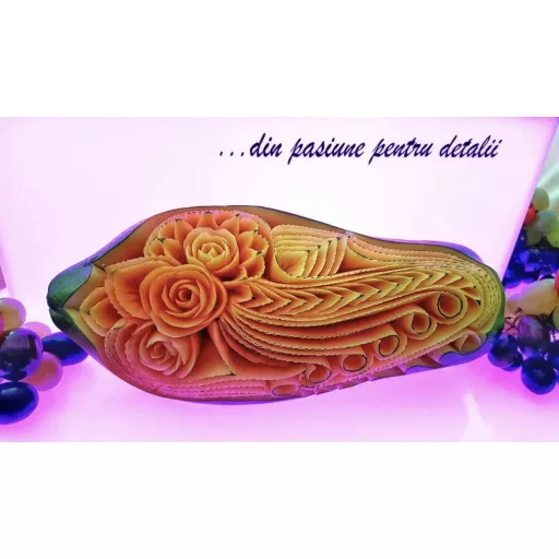 CUTIE RECOMANDATA DE CHEF ALIN URLEA /ARTIST SCULPTURA IN FRUCTE  CONTINE 5.5-6KG DE FRUCTE 