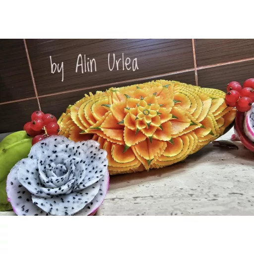 CUTIE RECOMANDATA DE CHEF ALIN URLEA /ARTIST SCULPTURA IN FRUCTE  CONTINE 5.5-6KG DE FRUCTE 